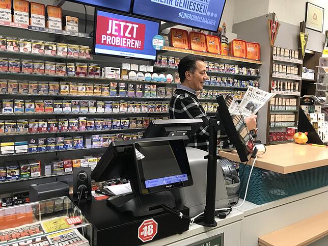 Leonardo Pisano in seinem Tabakladen in Waldshut.