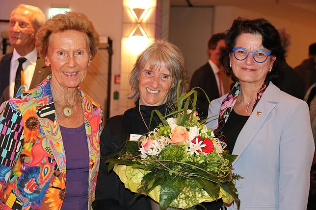 Cornelia Messmer (Mitte), Tochter von Erika und Werner Messmer, der beiden Gründer der Messmer Stiftung, wurde viel Dank für ihre ...