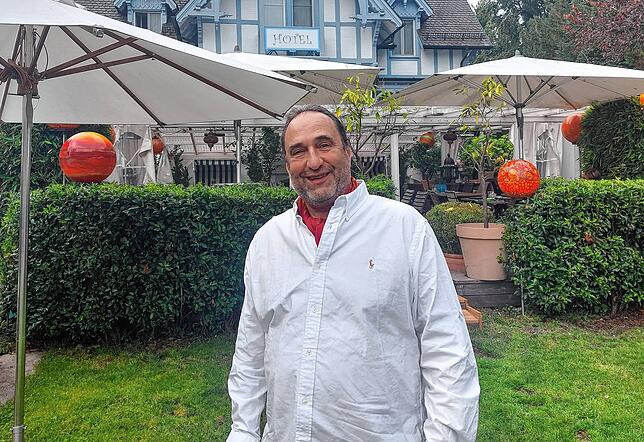 Hubertus Reiber im Garten des Barleben. Nach 35 Jahren schließt er das Restaurant für das Tagesgeschäft.