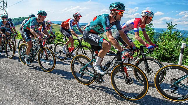 Große Ziele: Nico Denz (vorn) gehört beim Team BORA-hansgrohe zum erweiterten Kader der Tour de France. Er soll Neuzugang Primoz Roglic ...