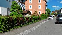 Entlang der Weihergasse stehen oft Fahrzeuge rechts und links am Straßenrand, dass ein Durchkommen kaum möglich ist. Das ärgert die ...