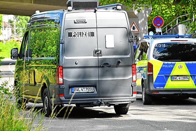 Sprengstoffexperten der Polizei aus Stuttgart sind in Villingen vor Ort, um die verdächtigen Gegenstände zu untersuchen.