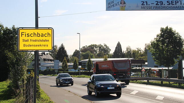 Der Verkehr rollt wieder durch Fischbach. Hier am Ortseingang aus Richtung Immenstaad.
