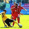 Er weiß, wann er zur Grätsche ansetzen muss: Michail Karvouniaris vom FC Öhningen-Gaienhofen ist in der Bezirksliga-Topelf der Trainer. ...