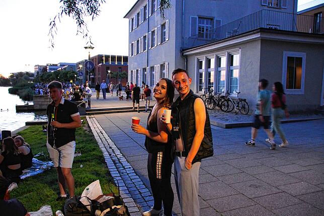 Eliana Lukoszek und Artur Blank feierten mit Freunden neben der Bischoffsvilla.