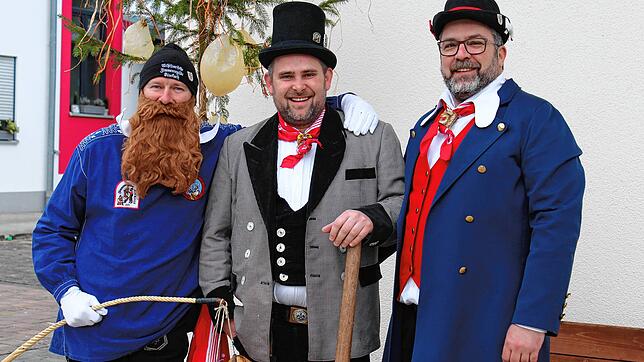 Sie spielen am Schmotzigen Dunschtig eine wichtige Rolle (von links): Fuhrmann Pius Wolf, Baumknecht Johannes Diegmann sowie Wischeheber ...