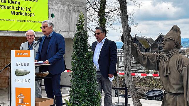 &bdquo;Ein Hingucker und Hotspot&ldquo;: Staatssekretär Arne Braun würdigte in seinem Grußwort die Verdienste des Pfahlbaumuseums. Im ...