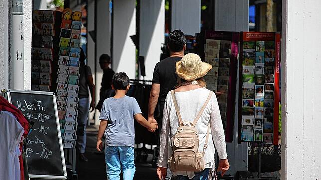 An einem schönen Sommertag durch die Karlstraße bummeln, das hat was. Aber hat dann auch immer jedes Geschäft zur gleichen Zeit geöffnet?