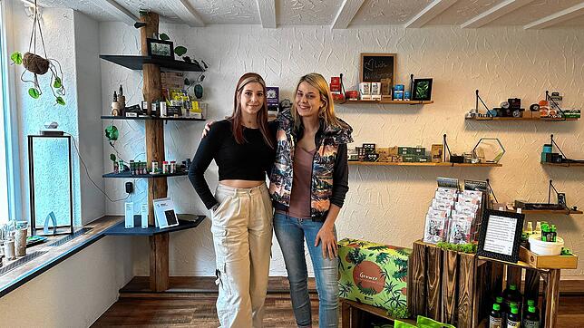 Stefanie Arndt (rechts) Geschäftsführerin des Cannabis Fachgeschäfts „Starnabis“ in Tiengen und Mitarbeiterin Franziska Schmidt.