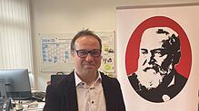 Rektor Fabian Zoller-Wunderlich in seinem Büro in der Hans-Thoma-Schule in Laufenburg. An der Wand ein Plakat, das den Namensgeber der ...