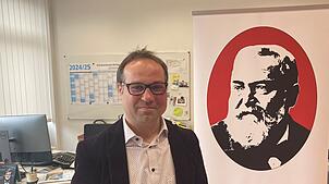 Rektor Fabian Zoller-Wunderlich in seinem Büro in der Hans-Thoma-Schule in Laufenburg. An der Wand ein Plakat, das den Namensgeber der ...