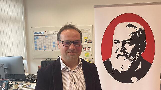Rektor Fabian Zoller-Wunderlich in seinem Büro in der Hans-Thoma-Schule in Laufenburg. An der Wand ein Plakat, das den Namensgeber der ...