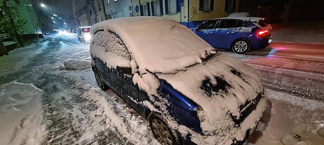 Innerhalb kürzester Zeit fallen mehrere Zentimeter Schnee, wie hier in der Donaueschinger Herdstraße.