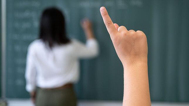 Im kommenden Schuljahr gibt es wegen der Rückkehr zu G9 weniger freie Stellen als Bewerber. (Symbolbild)