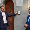 Eine Plakette zur Städtebauförderung des Landes, deren Mittel auch in das Vineum Bodensee flossen, brachte Regierungspräsident Klaus ...