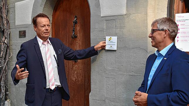 Eine Plakette zur Städtebauförderung des Landes, deren Mittel auch in das Vineum Bodensee flossen, brachte Regierungspräsident Klaus ...