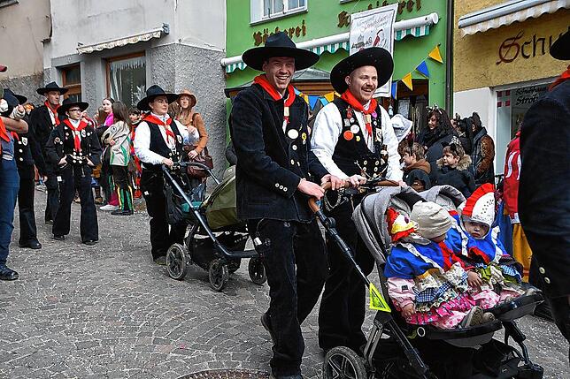 Bild 8: Bilder vom Narrenbaumstellen in Meersburg