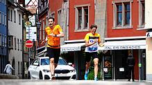 Der Endspurt im Livestream am Überlinger Landungsplatz: Markus Ott (links) lief den Lake Estate Halbmarathon zusammen mit dem Berg-, ...