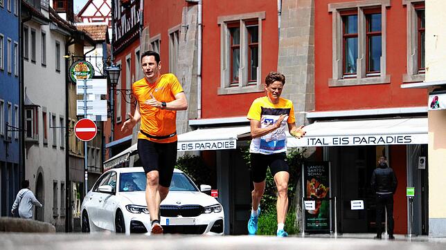 Der Endspurt im Livestream am Überlinger Landungsplatz: Markus Ott (links) lief den Lake Estate Halbmarathon zusammen mit dem Berg-, ...