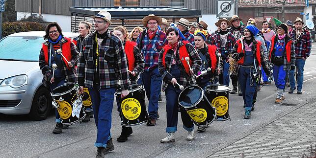 Der Fanfarenzug Kuckuck ist in Litzelstetten unterwegs.