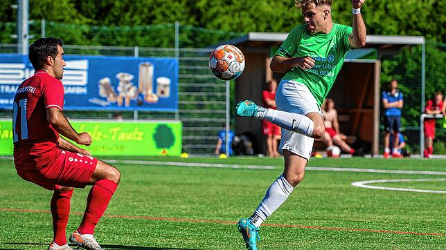 Zauberer im Derby: Julian Bächle (rechts) zeigte Nino Betz beim 6:0-Sieg der SG Mettingen/Krenkingen gegen den FC Schlüchttal, was er ...
