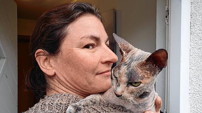 Tanja Schmidt und ihrer Nacktkatze Shiva.