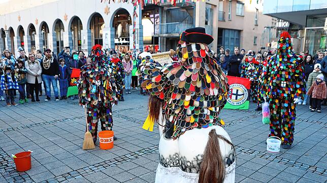 Bild 17: Konstanzer Fasnacht: Blätzlebuebe feiern den Auftakt 2023 auf dem Augustinerplatz