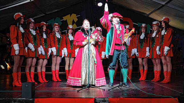 Prinzessin Carina und Prinz Philipp eröffnen das Fasnetsspiel der Hennenschlitter, das diesmal im Freien stattfindet.