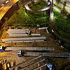 Vom Asisi-Panorama aus wirken die Schwerlasttransporte wie Spielzeugautos, dabei liefern diese die 32 Meter langen Holzstützen auf die ...