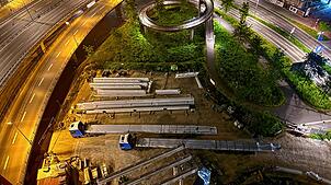 Vom Asisi-Panorama aus wirken die Schwerlasttransporte wie Spielzeugautos, dabei liefern diese die 32 Meter langen Holzstützen auf die ...