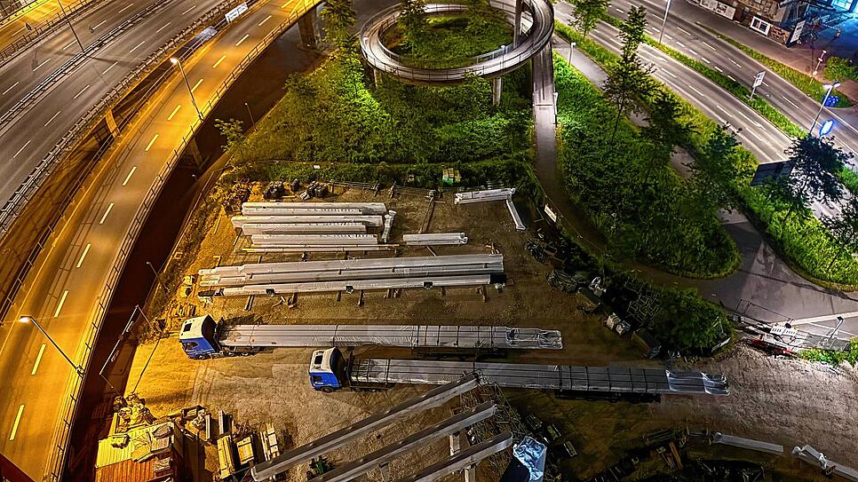 Vom Asisi-Panorama aus wirken die Schwerlasttransporte wie Spielzeugautos, dabei liefern diese die 32 Meter langen Holzstützen auf die ...