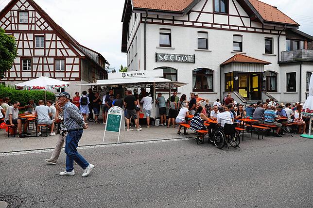 Vor allen Gaststätten entlang der Illmenseer Hauptstraße herrscht Hochbetrieb. Dieser verlagert sich am Nachmittag während eines ...