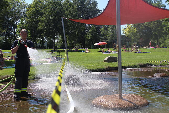 Seit Dienstagmittag ist auch die Feuerwehr mit insgesamt fünf Mann im Einsatz. Mittels Pumpen wälzen sie das Wasser um, um so Sauerstoff ...
