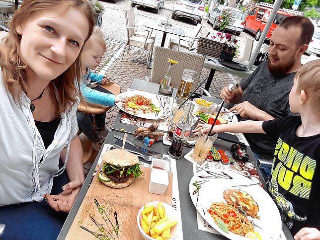 Redakteurin Monika Olheide mit ihrer Familie beim ersten Restaurantbesuch seit März im Oscar‘s in Bad Säckingen.