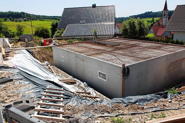Der neue Keller bekommt noch eine Betondecke. Dann müsste der Keller mit Lichtschachten versehen und isoliert werden, bevor die Erde ...