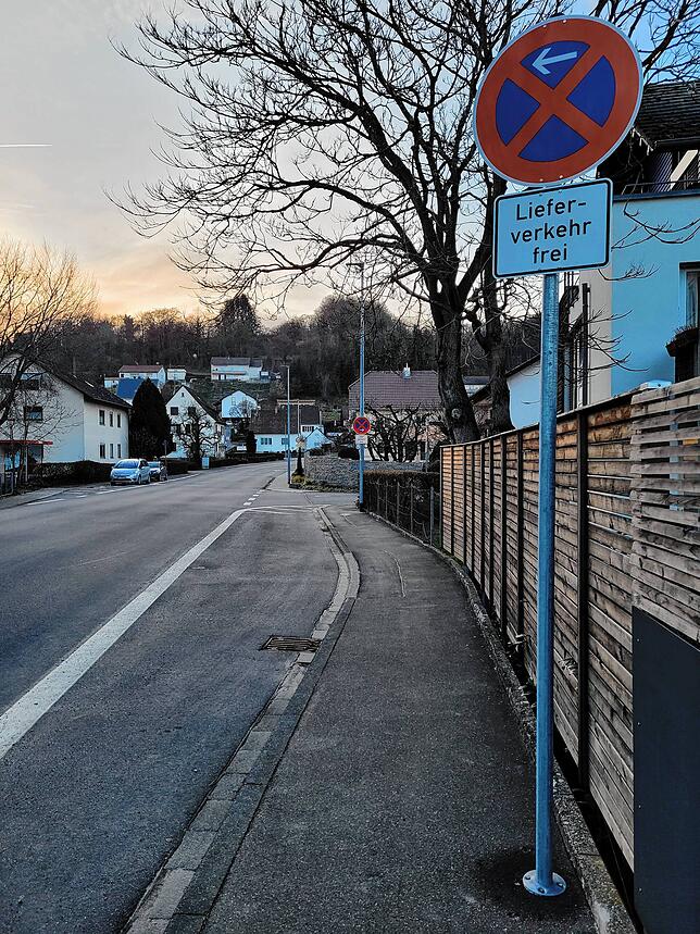 Die ehemalige Bushaltestelle in der Straße „Zur Schanz“, die nun als Parkfläche für Lastwagen ausgewiesen wurde.
