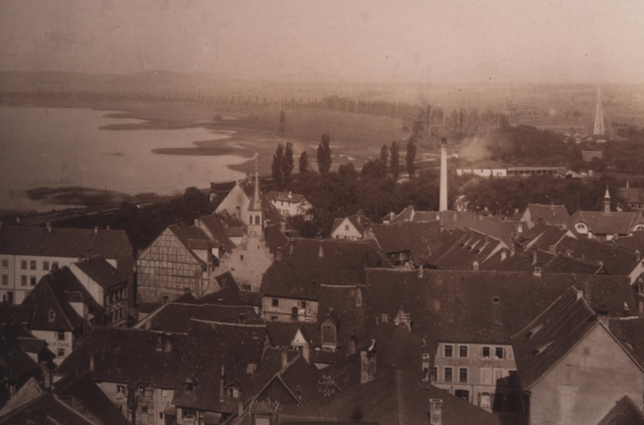 Das Bild eines unbekannten Fotografen um 1904 vom erhöhten Münsterturm zeigt die westliche Altstadt mit dem Spitalquartier. Im ...