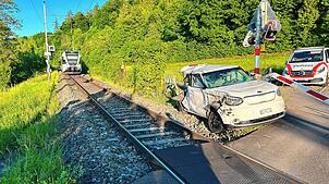 Die Insassen des Autos konnten sich rechtzeitig in Sicherheit bringen und blieben unverletzt.