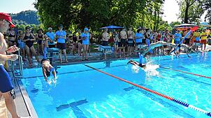 Abtauchen in das kühle Nass bereitet nicht nur den über 30 Teilnehmern an der Schwimmstaffel viel Spaß, sondern auch die mehr als 1700 ...