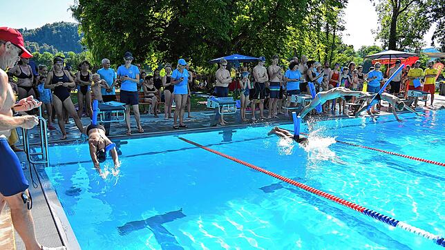 Abtauchen in das kühle Nass bereitet nicht nur den über 30 Teilnehmern an der Schwimmstaffel viel Spaß, sondern auch die mehr als 1700 ...