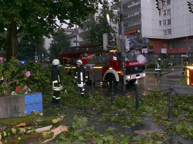 Die Feuerwehr Konstanz beim Einsatz am Zähringerplatz nach dem Unwetter vom 8. Juli.