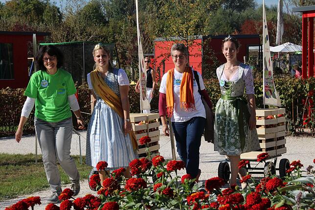 Repräsentieren den Bodensee, von links: Julia Pfaff-Weber (von Obst vom Bodensee), Sabrina Heiß (Bodensee-Apfelkönigin), Ruth Pietsch ...