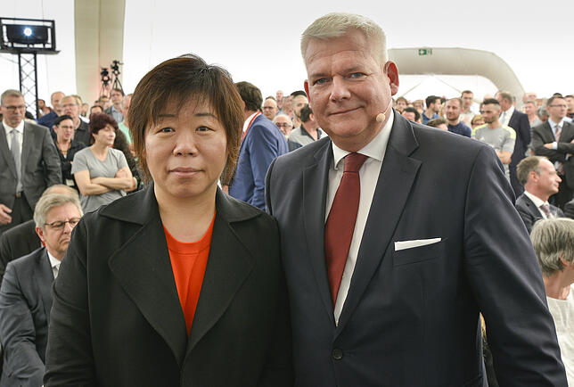 Auftritt der neuen Eigentümerin in Radolfzell: Vor neun Monaten präsentierten sich Grace Wang und Geschäftsführer Ralf Jeskulke als ...