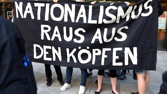 Raus aus den Köpfen? Wenn sich diese Forderung von Anti-Pegida-Demonstranten so einfach einlösen ließe! Nationalistische Gefühle, sagt ...