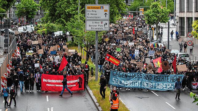 Zahlreiche Menschen ziehen bei einer Demonstration gegen Rassismus über die Theodor-Heuss-Strasse in der Stuttgarter Innenstadt.