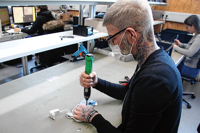 Marco Giammarino bei seiner Arbeit in der Bräunlinger Firma Titec.