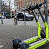 Sie sind quietschgelb und somit kaum zu übersehen: die E-Roller des US-Service Superpedestrian in Konstanz.