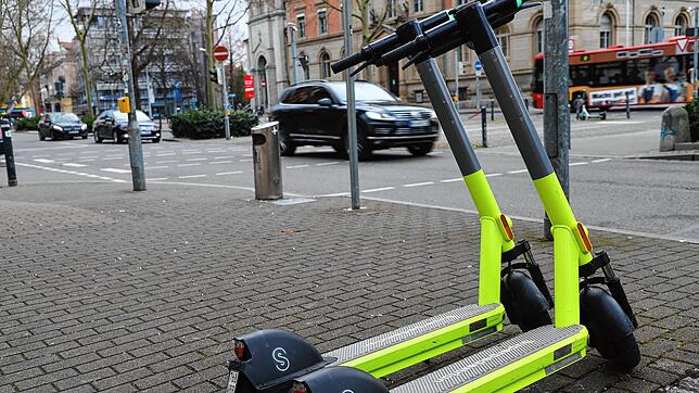 Sie sind quietschgelb und somit kaum zu übersehen: die E-Roller des US-Service Superpedestrian in Konstanz.