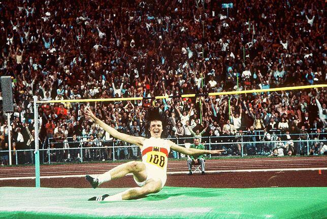 Sensationelle Goldmedaille und Weltrekord: Hochspringerin Ulrike Meyfarth jubelt 1972 in München nach der Landung.