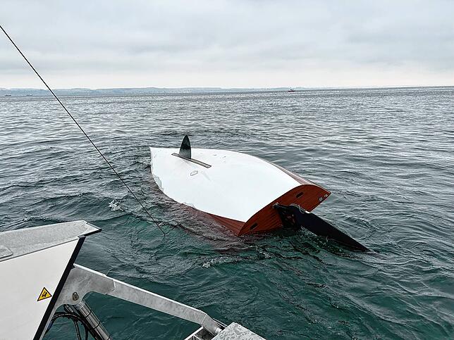 Auf dem Obersee schwimmt ein Segelboot kieloben. Von der Besatzung ist zunächst keine Spurt, doch Stunden später herrscht traurige ...